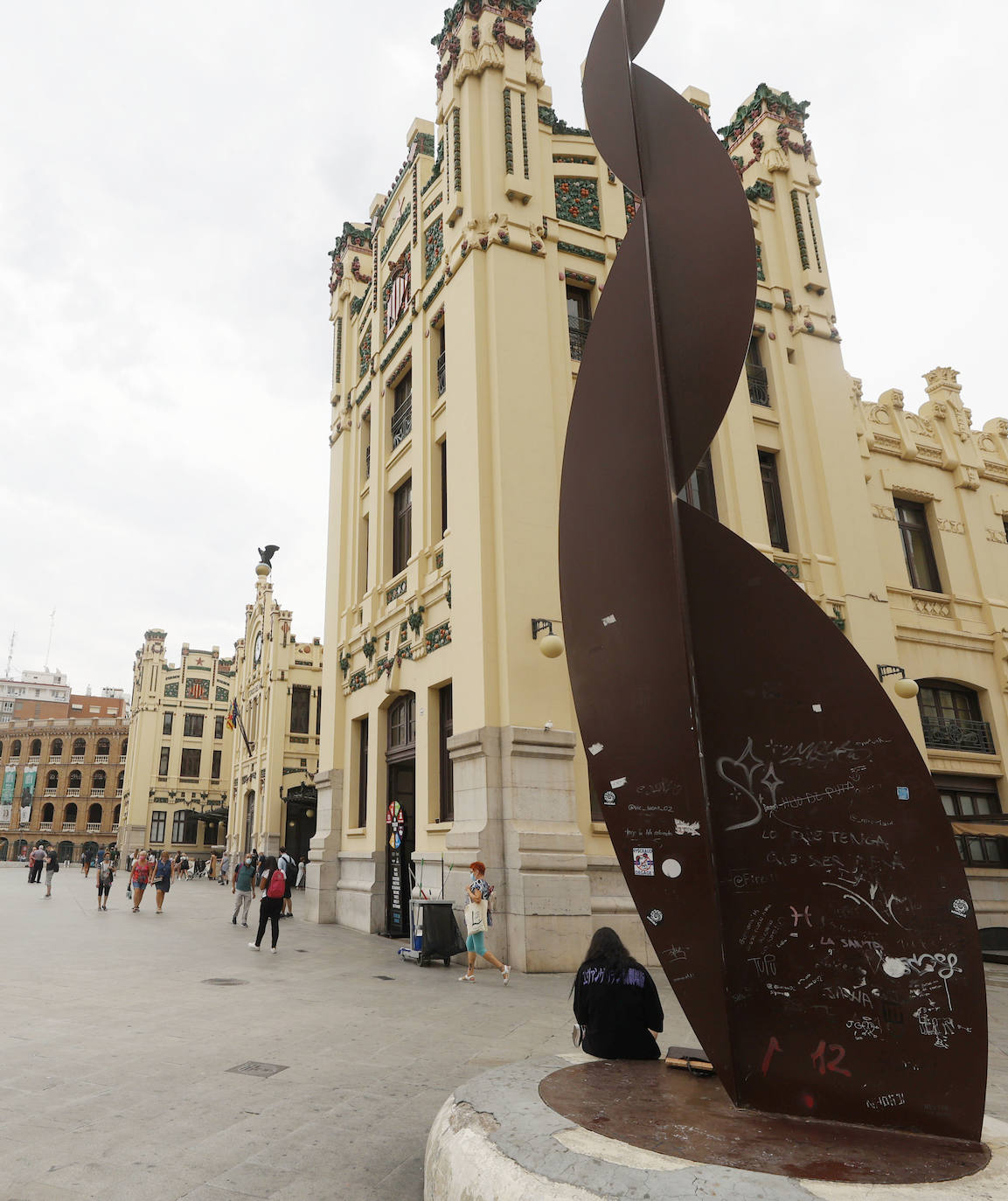 Churrerías, casetas de helado cerradas, terrazas de bares y pintadas por todas partes degradan el edificio modernista. La empresa Adif recibirá el proyecto para la rehabilitación integral de la emblemática construcción en marzo de 2022 y se ejecutará en tres fases durante años