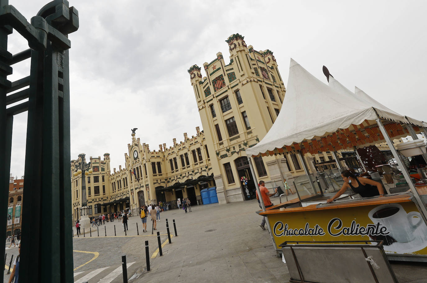 Churrerías, casetas de helado cerradas, terrazas de bares y pintadas por todas partes degradan el edificio modernista. La empresa Adif recibirá el proyecto para la rehabilitación integral de la emblemática construcción en marzo de 2022 y se ejecutará en tres fases durante años