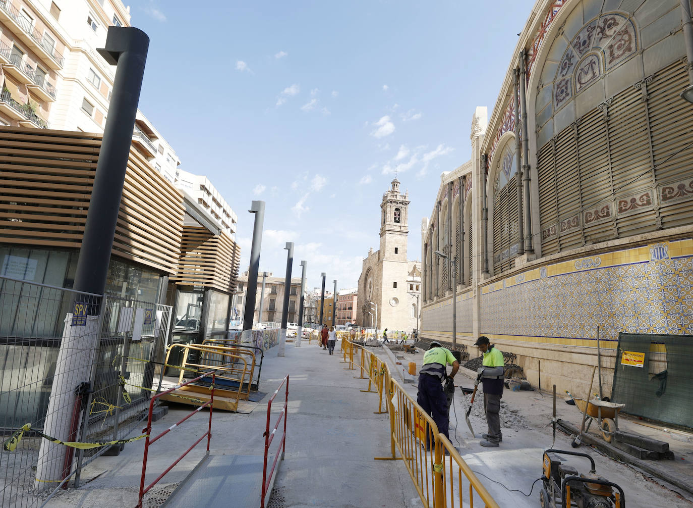 El entorno del Mercado Central y la Lonja está en obras. La instalación de pérgolas con placas fotovoltaicas en la plaza de Brujas ha despertado la polémica por los materiales empleados para la intervención, un proyecto que muchos tildan de invasivo con el patrimonio. 