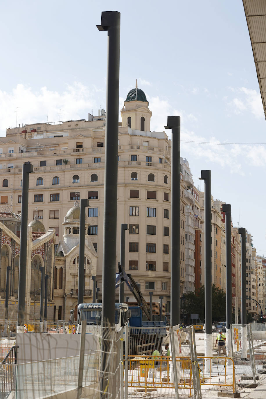 El entorno del Mercado Central y la Lonja está en obras. La instalación de pérgolas con placas fotovoltaicas en la plaza de Brujas ha despertado la polémica por los materiales empleados para la intervención, un proyecto que muchos tildan de invasivo con el patrimonio. 