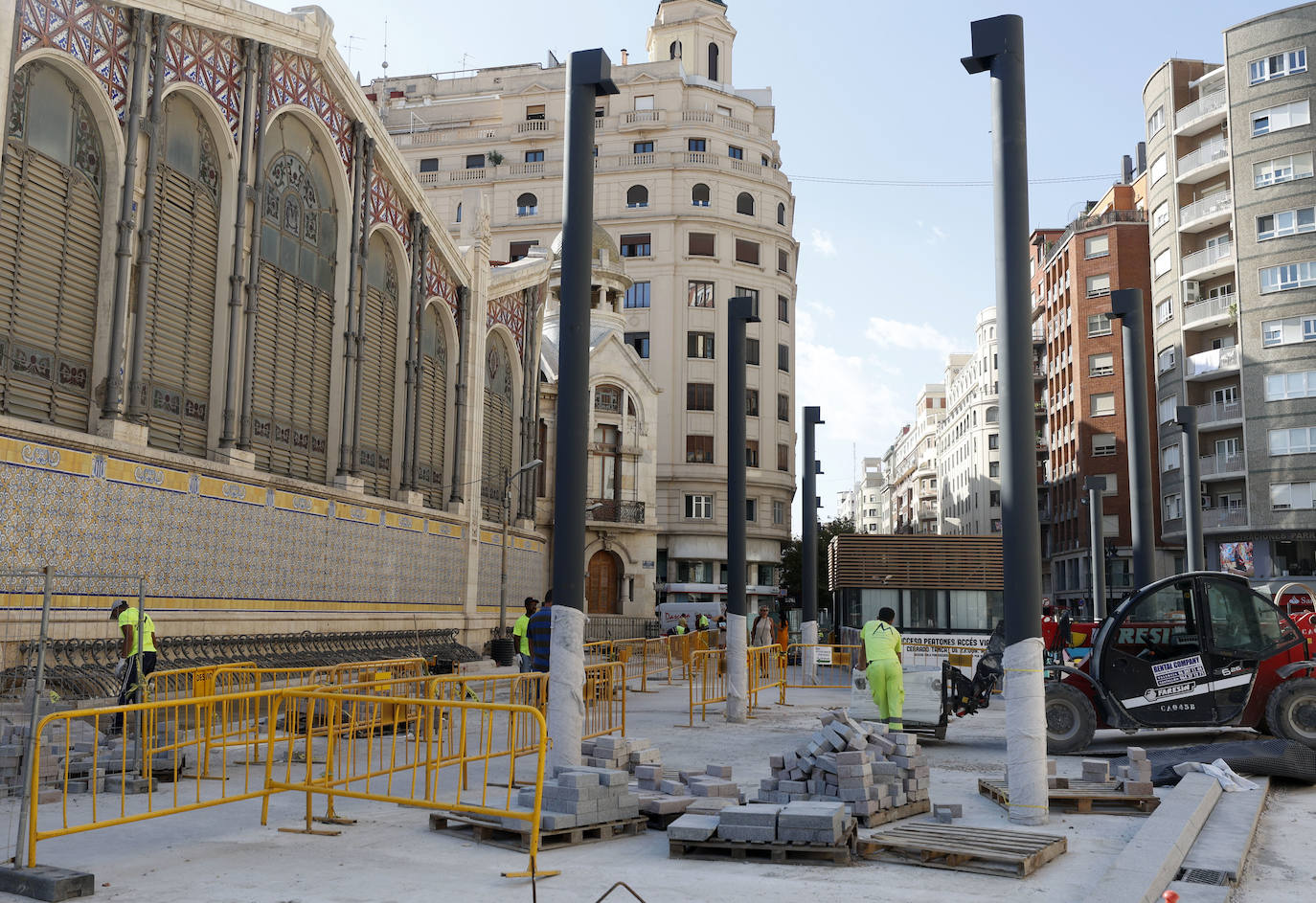 El entorno del Mercado Central y la Lonja está en obras. La instalación de pérgolas con placas fotovoltaicas en la plaza de Brujas ha despertado la polémica por los materiales empleados para la intervención, un proyecto que muchos tildan de invasivo con el patrimonio. 