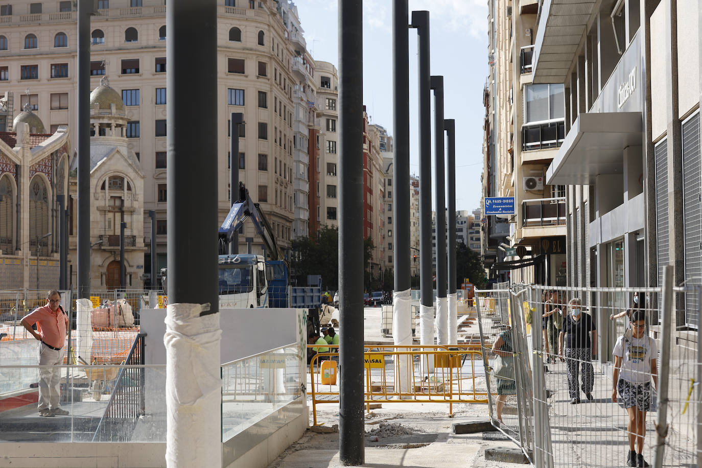 El entorno del Mercado Central y la Lonja está en obras. La instalación de pérgolas con placas fotovoltaicas en la plaza de Brujas ha despertado la polémica por los materiales empleados para la intervención, un proyecto que muchos tildan de invasivo con el patrimonio. 