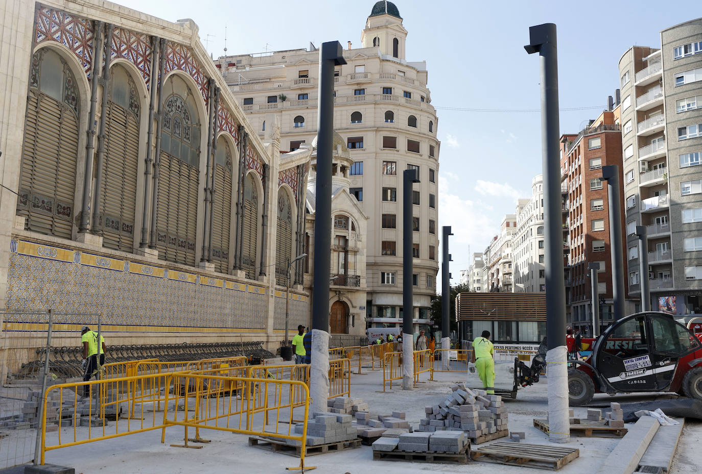 El entorno del Mercado Central y la Lonja está en obras. La instalación de pérgolas con placas fotovoltaicas en la plaza de Brujas ha despertado la polémica por los materiales empleados para la intervención, un proyecto que muchos tildan de invasivo con el patrimonio. 