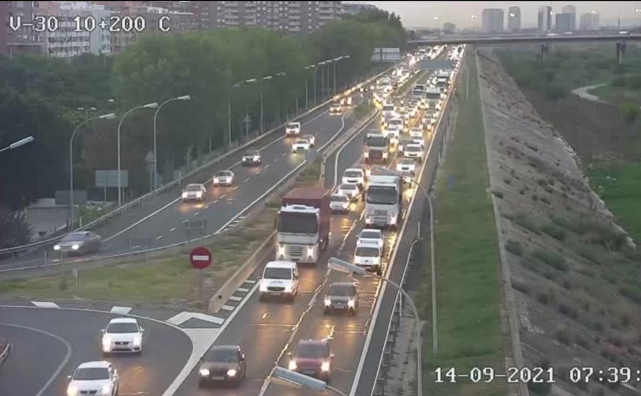 Atascos en Valencia | Valencia amanece con 25 kilómetros de atascos en varias carreteras del área metropolitana