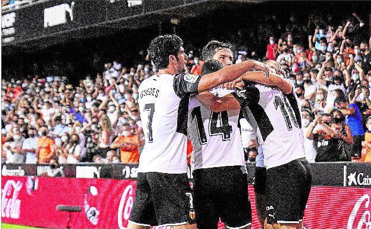 Los jugadores se abrazan tras marcar al Alavés en Mestalla.