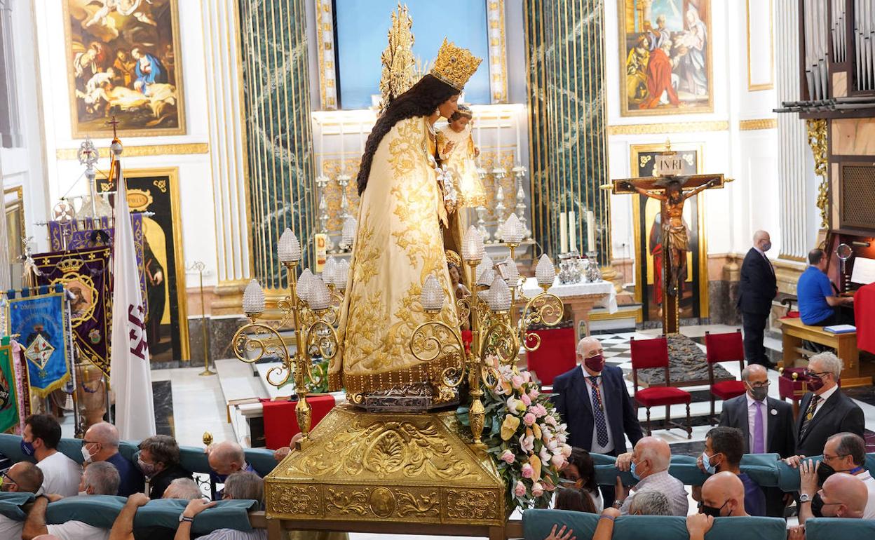 Encuentro de la Peregrina y el Cristo del Grao, en Santa María del Mar. 