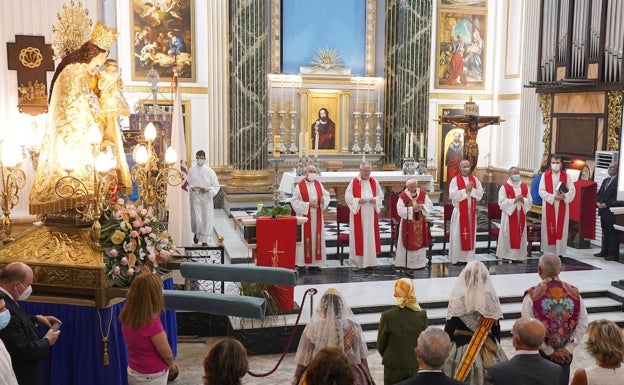 Imagen principal - Celebración religiosa, bailes y llegada de la Peregrina a Santa María del Mar. 