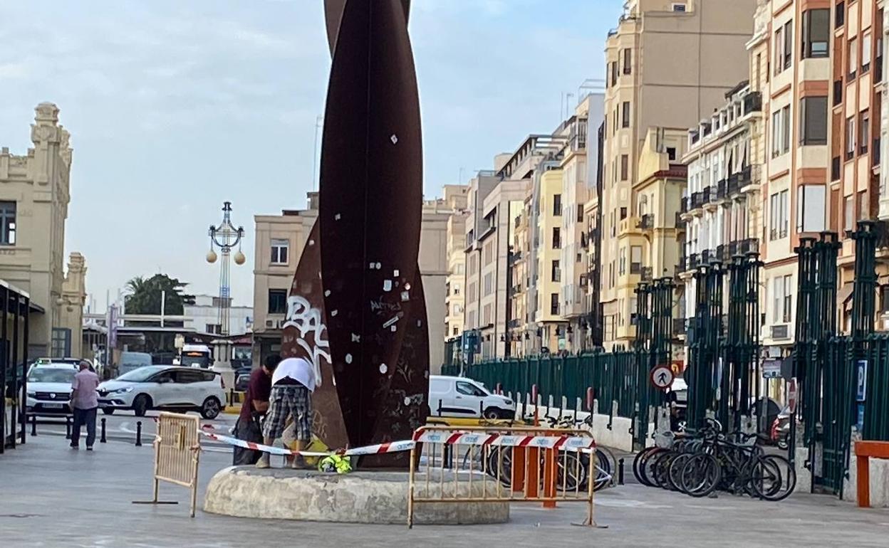 Intervención en la escultura de Alfaro, esta mañana. 