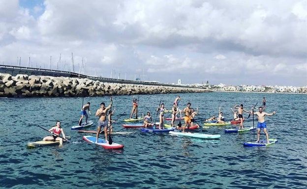 Paddle surf, una de las actividades más de moda que la deportista disfruta en equipo. 