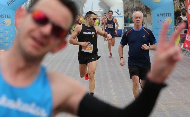 Los atletas, en la llegada de la última edición de la 15K Abierta al Mar, en el paseo marítimo. 