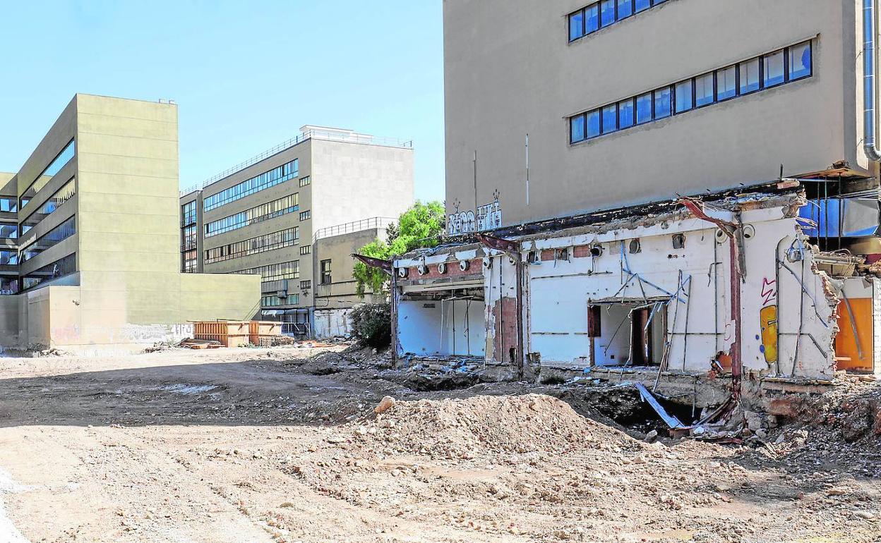 Parcela donde se reubicarán las consultas externas del hospital Clínico y se construirá el nuevo edificio de nueve plantas.