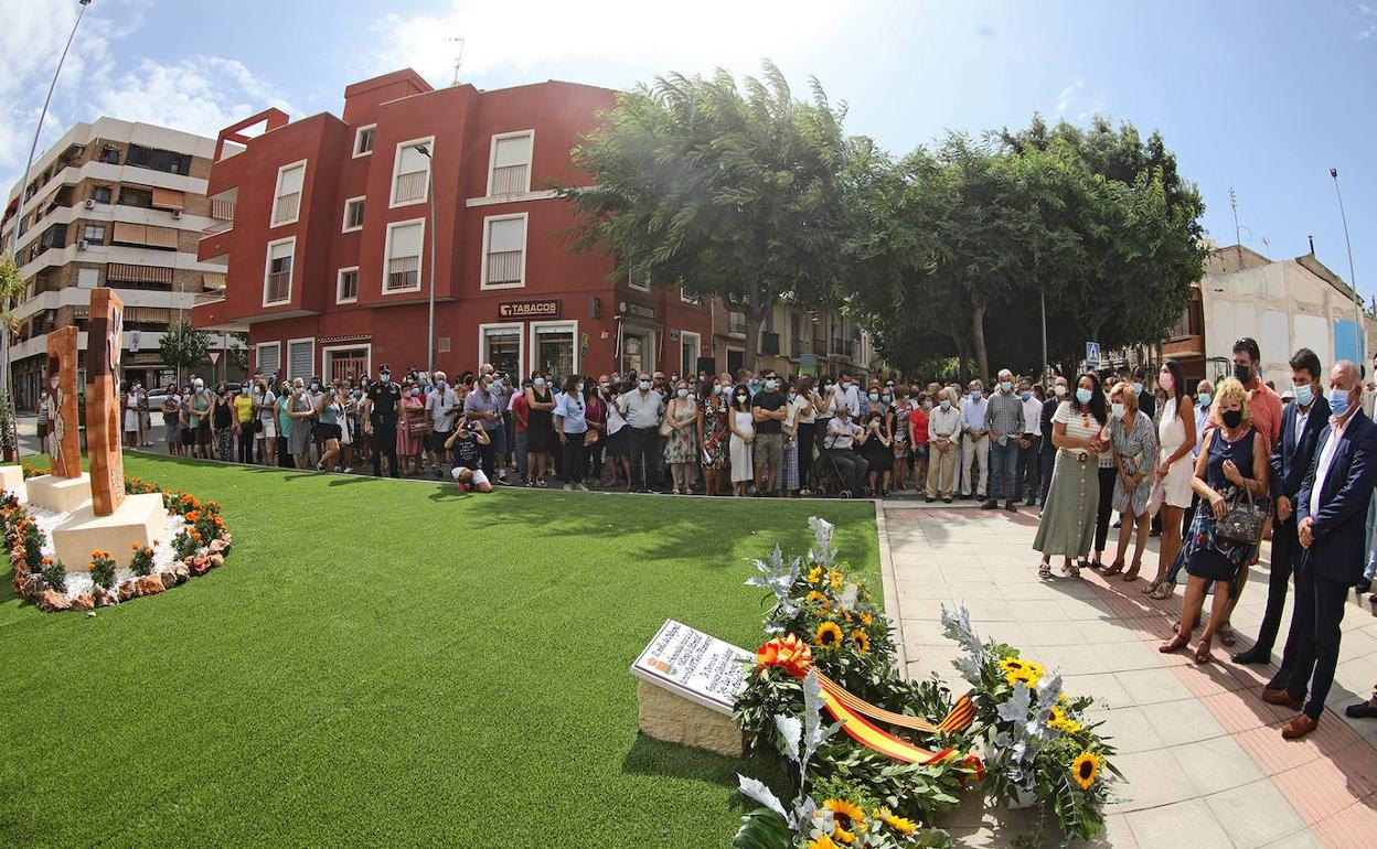 El homenaje celebrado ayer en Mutxamel junto a las esculturas que recuerdan a las tres víctimas del atentado de ETA. 