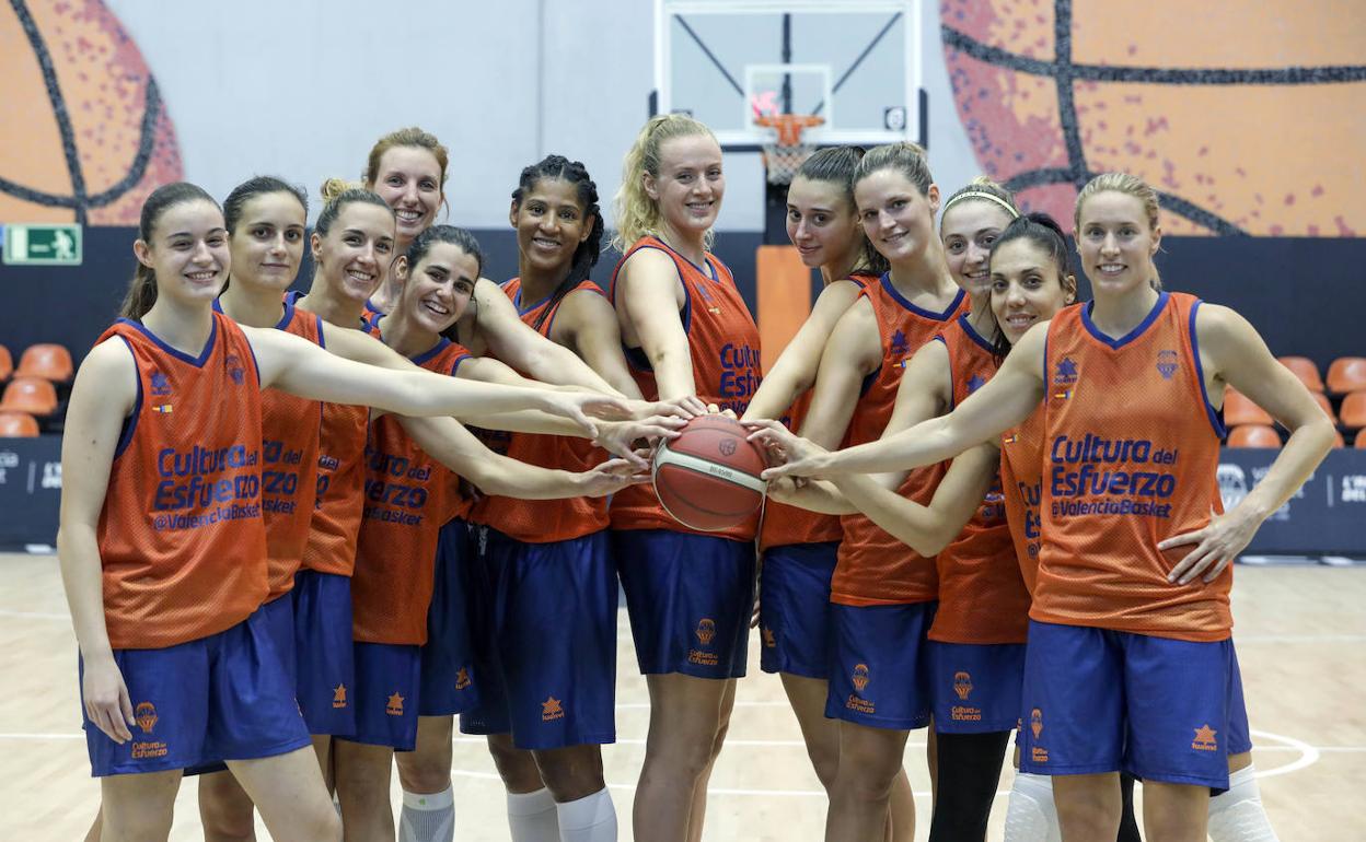 La plantilla del Valencia Basket posa en la pista central de L'Alqueria antes de viajar a Tenerife. 