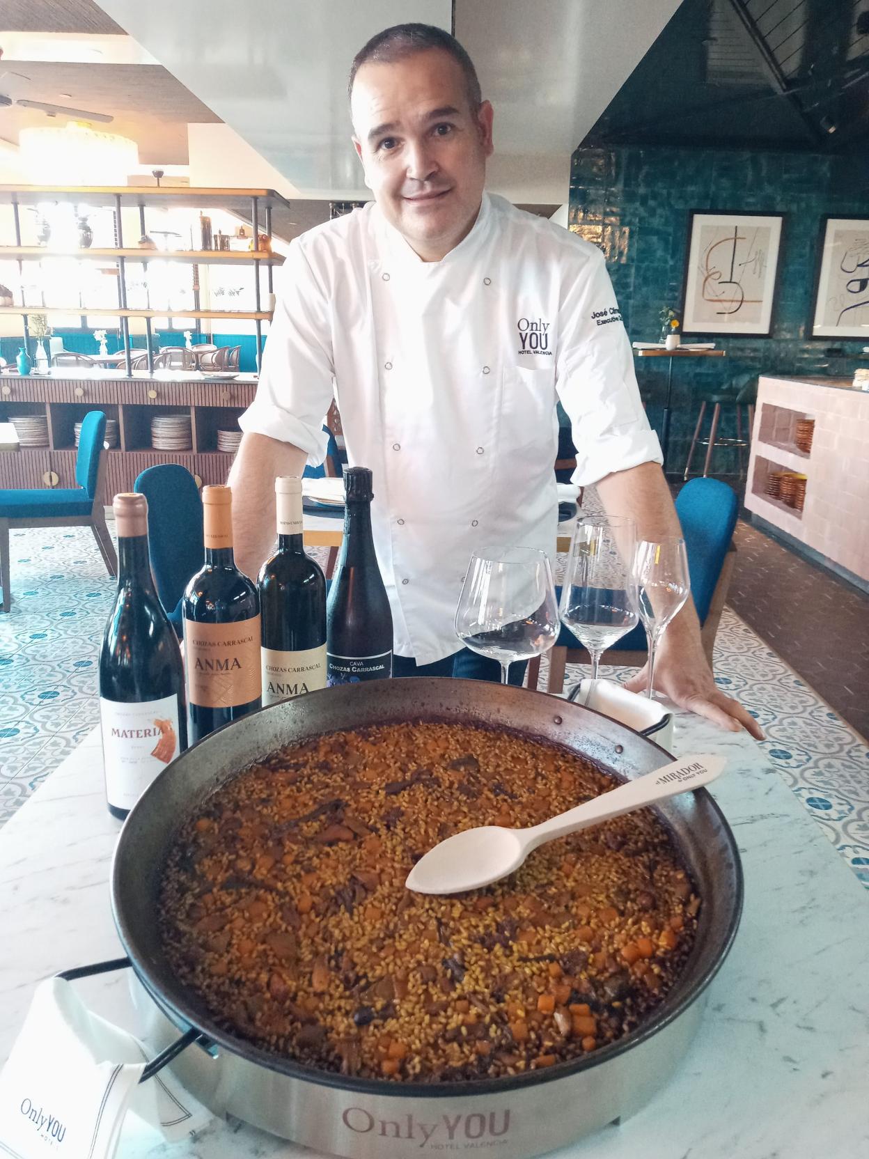 José Climente ante su paella de pollo de corral, calabaza y boletus. LP