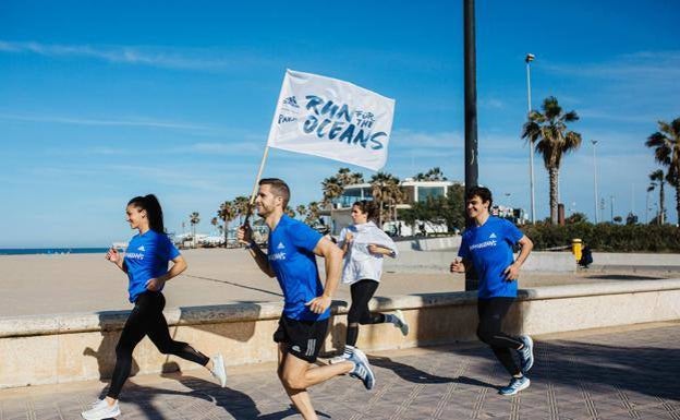 Participantes del Run For The Oceans en el paseo Marítimo de Valencia. 