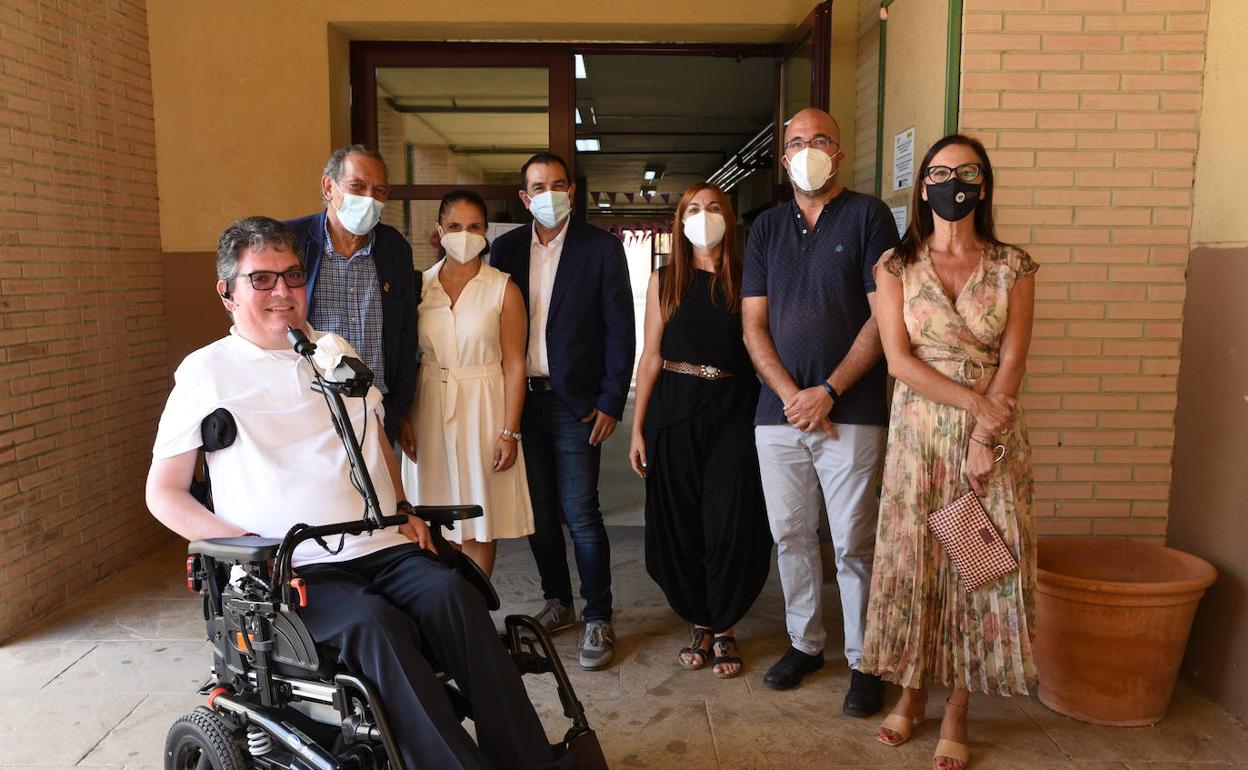 Las autoridades locales con el secretario autonómico en su visita al colegio. 