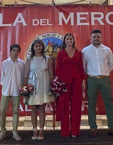 Imagen secundaria 2 - Representantes de la falla Joaquín Navarro-Carrícola y cuadro de honor de Maestro Gozalbo y de Mercat d'Alcàsser. 