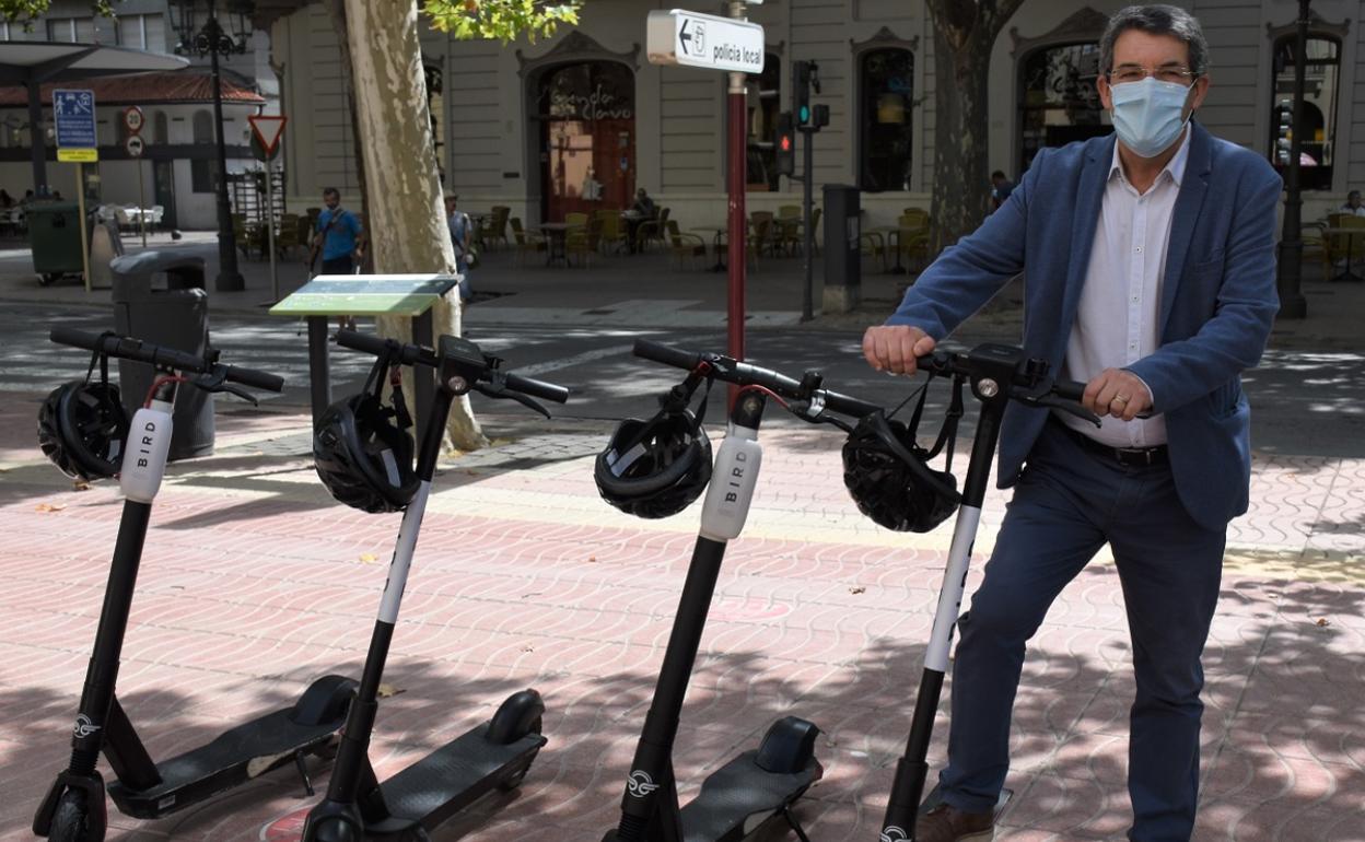 El concejal de Movilidad, Juan Giner, con uno de los patinetes eléctricos que podrán alquilarse en breve. 