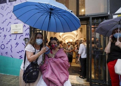 Imagen secundaria 1 - Candidatas infantiles regresan con sus familiares, tras la suspensión de la sesión de fotos por la lluvia. 