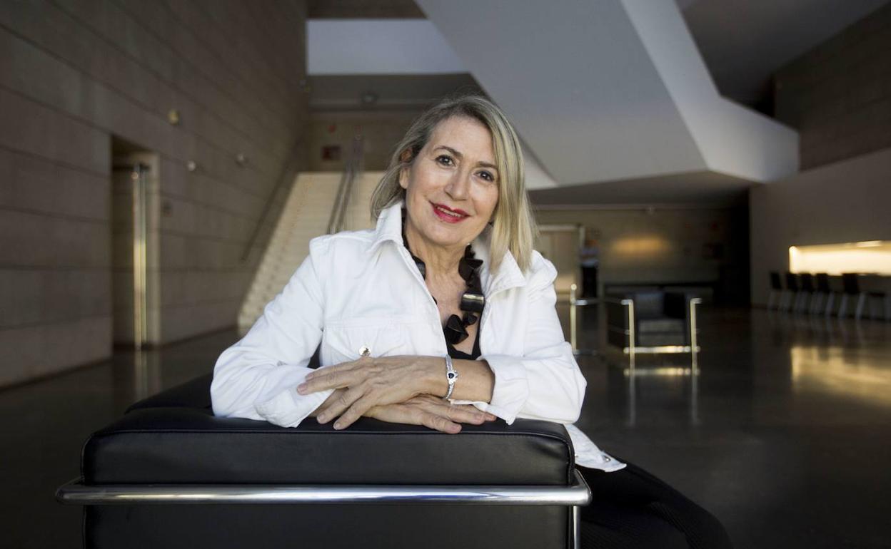 Carmen Calvo retrata al poeta Francisco Brines para la Biblioteca Nacional