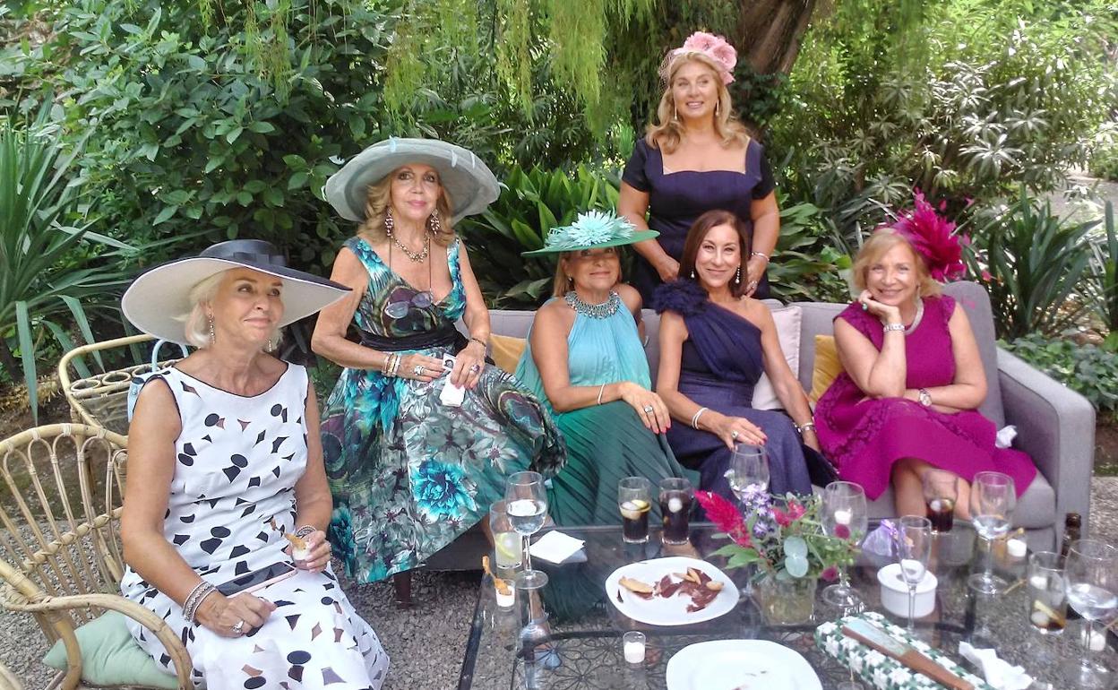 Hortensia Hererro, Pilar Millán, Ana Peris, María José Albert, María José Navarro y Ana Joudí (de pie).