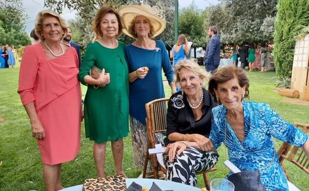 Imagen principal - Arriba, Rosario Oliver, Pilar Devesa, Elisa Antolí Candela, Marilis Vallbona y Rosa Terencio. En la fotografía inferior, la modelo Mayte de la Iglesia, que eligió un diseño de Del Pozo y un abanico de Loewe. 