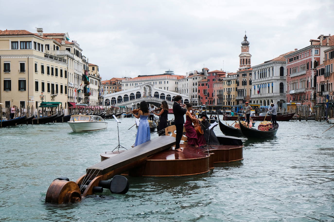Fotos: Un violín en aguas de Venecia