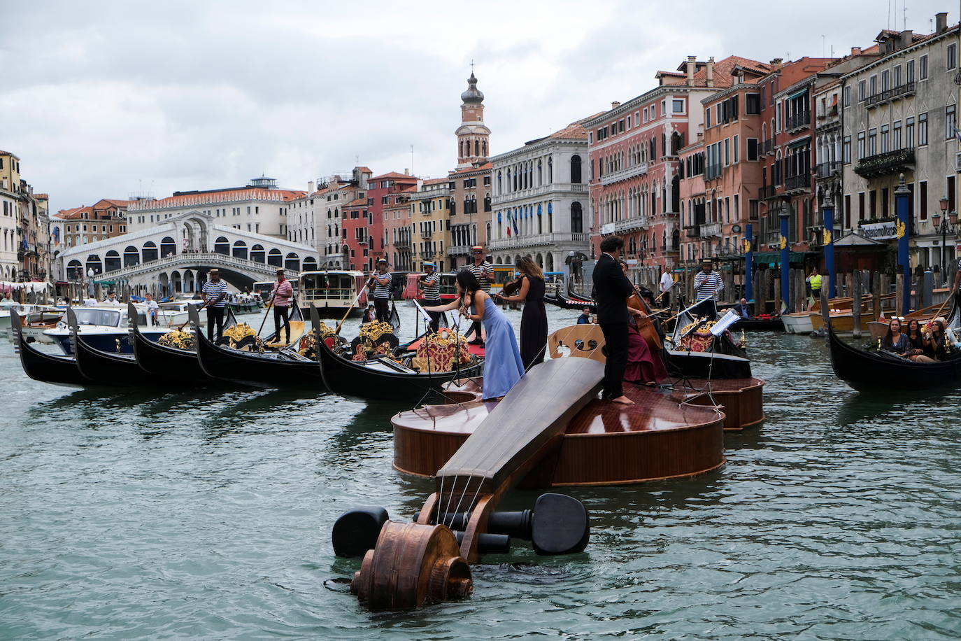 Fotos: Un violín en aguas de Venecia