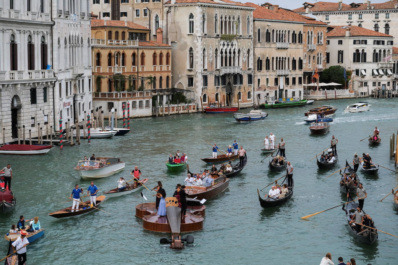 Fotos: Un violín en aguas de Venecia