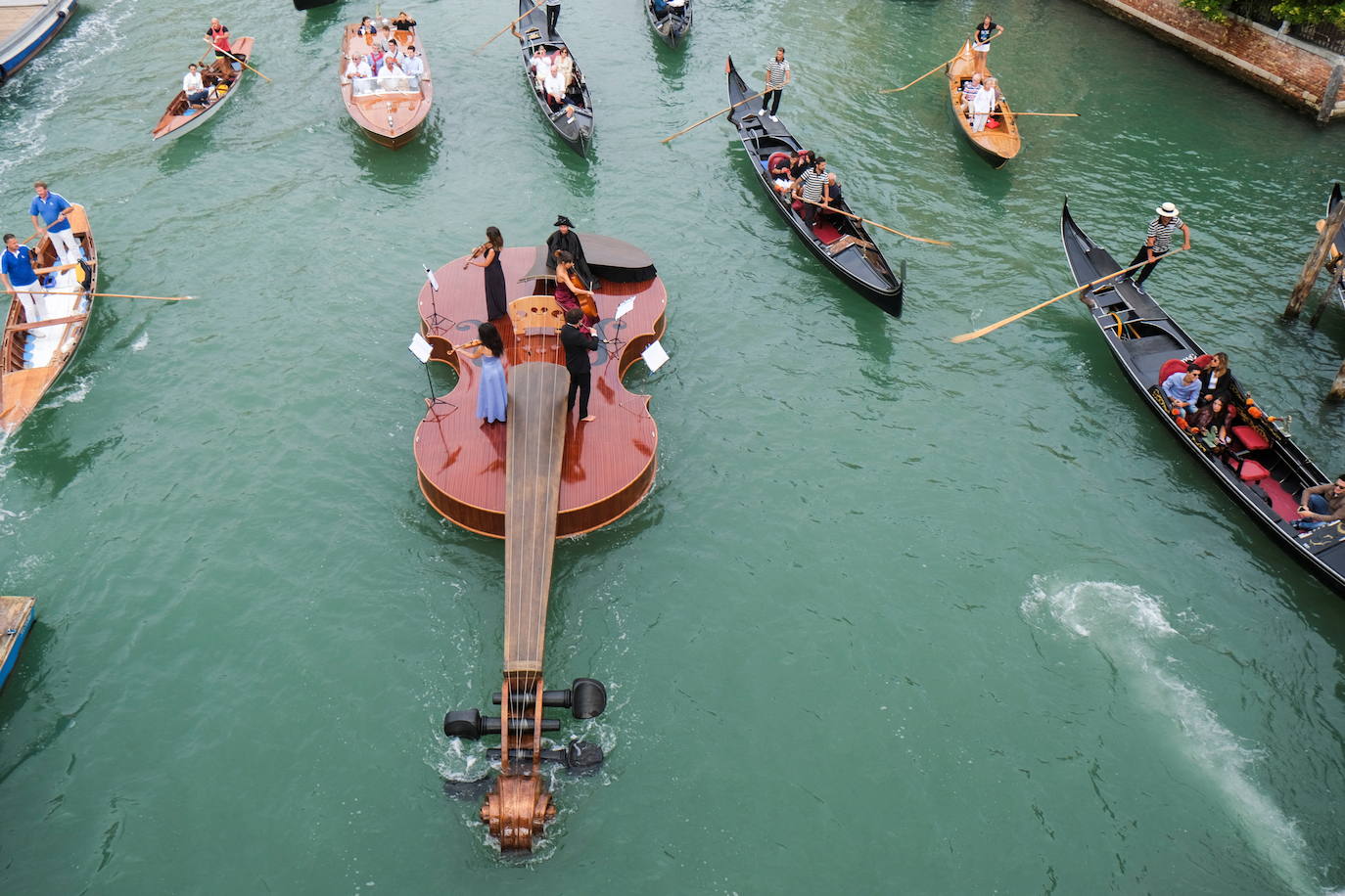 Fotos: Un violín en aguas de Venecia