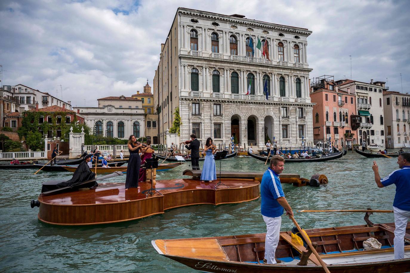Fotos: Un violín en aguas de Venecia