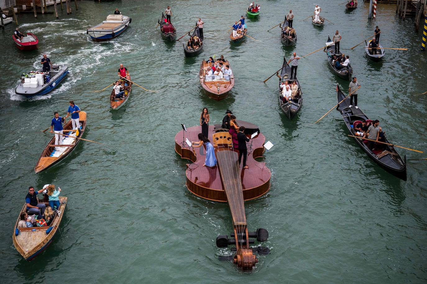 Fotos: Un violín en aguas de Venecia