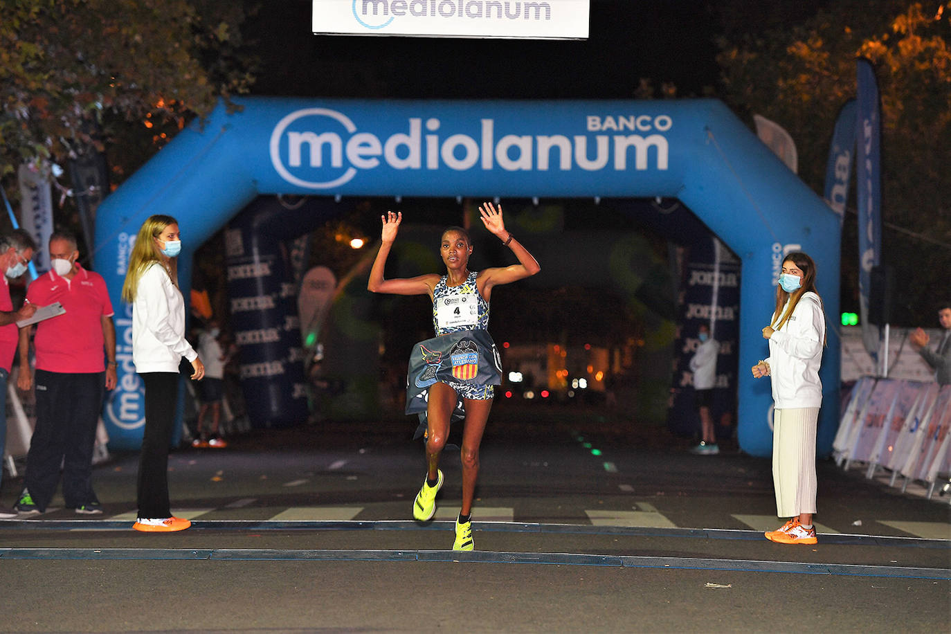 La carrera 15K Nocturna València Banco Mediolanum recorrió este sábado por la noche las calles de la ciudad. La prueba ha contado con cerca de 6.000 participantes y medidas de seguridad sanitarias, se ha celebrado finalmente tras dos años de parón por la pandemia. El keniata Emmanuel Moi Maru ha logrado la mejor marca de la carrera siendo el primer clasificado en categoría masculina con un tiempo de 42:14, mejor marca mundial del año.