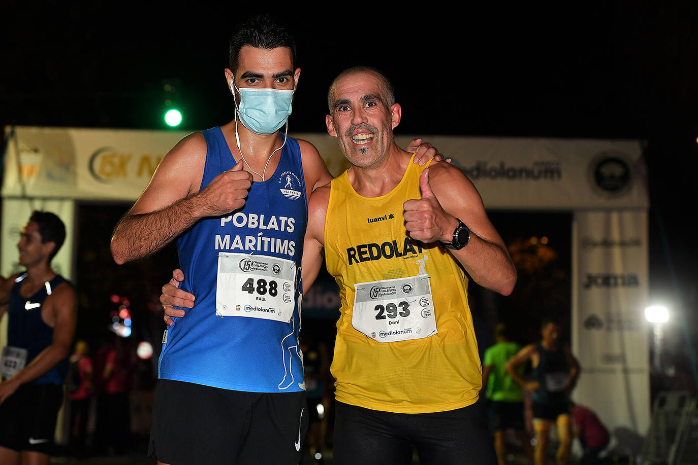 La carrera 15K Nocturna València Banco Mediolanum recorrió este sábado por la noche las calles de la ciudad. La prueba ha contado con cerca de 6.000 participantes y medidas de seguridad sanitarias, se ha celebrado finalmente tras dos años de parón por la pandemia. El keniata Emmanuel Moi Maru ha logrado la mejor marca de la carrera siendo el primer clasificado en categoría masculina con un tiempo de 42:14, mejor marca mundial del año.