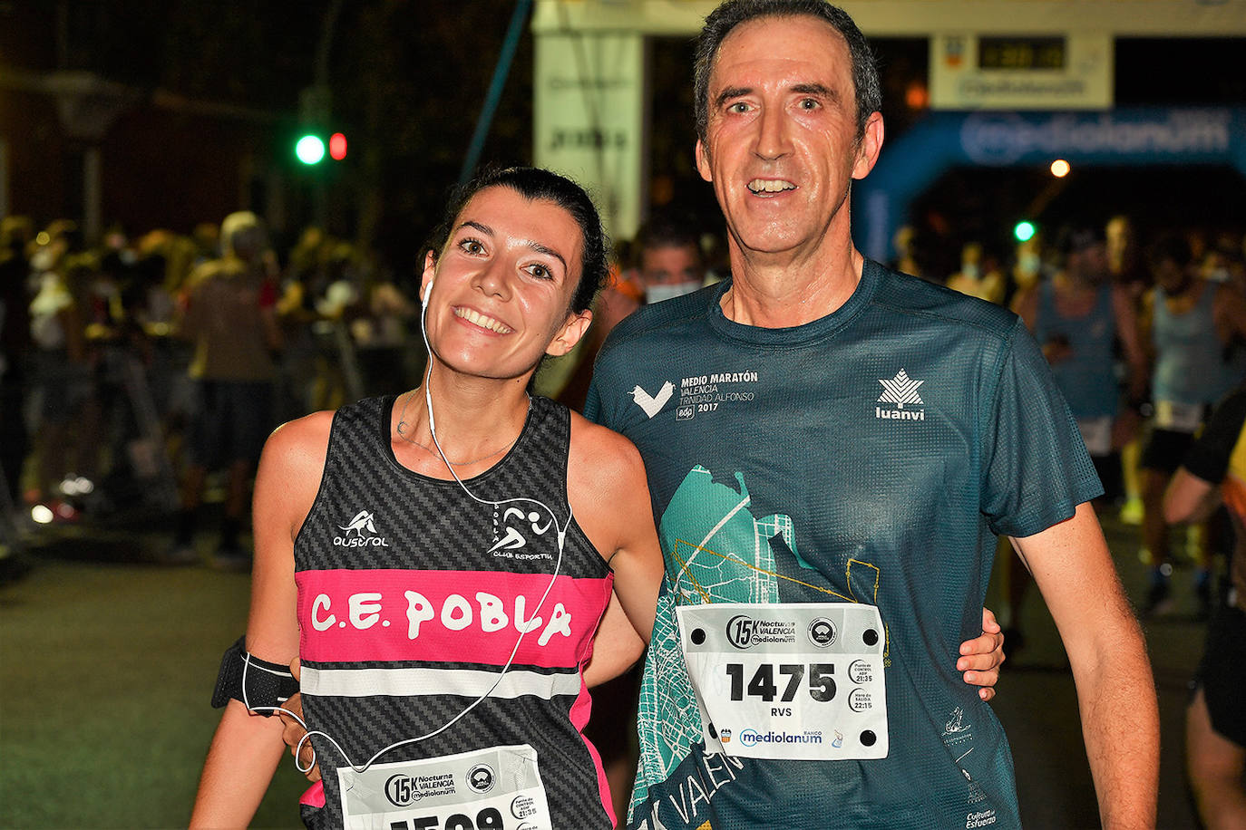 La carrera 15K Nocturna València Banco Mediolanum recorrió este sábado por la noche las calles de la ciudad. La prueba ha contado con cerca de 6.000 participantes y medidas de seguridad sanitarias, se ha celebrado finalmente tras dos años de parón por la pandemia. El keniata Emmanuel Moi Maru ha logrado la mejor marca de la carrera siendo el primer clasificado en categoría masculina con un tiempo de 42:14, mejor marca mundial del año.