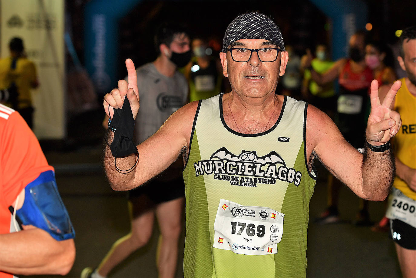 La carrera 15K Nocturna València Banco Mediolanum recorrió este sábado por la noche las calles de la ciudad. La prueba ha contado con cerca de 6.000 participantes y medidas de seguridad sanitarias, se ha celebrado finalmente tras dos años de parón por la pandemia. El keniata Emmanuel Moi Maru ha logrado la mejor marca de la carrera siendo el primer clasificado en categoría masculina con un tiempo de 42:14, mejor marca mundial del año.