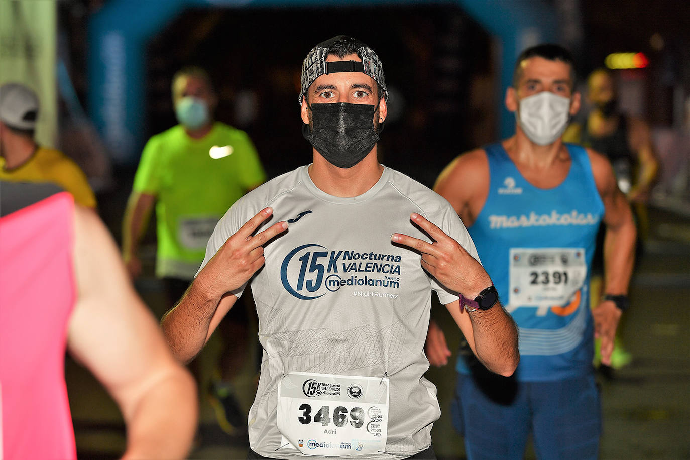 La carrera 15K Nocturna València Banco Mediolanum recorrió este sábado por la noche las calles de la ciudad. La prueba ha contado con cerca de 6.000 participantes y medidas de seguridad sanitarias, se ha celebrado finalmente tras dos años de parón por la pandemia. El keniata Emmanuel Moi Maru ha logrado la mejor marca de la carrera siendo el primer clasificado en categoría masculina con un tiempo de 42:14, mejor marca mundial del año.