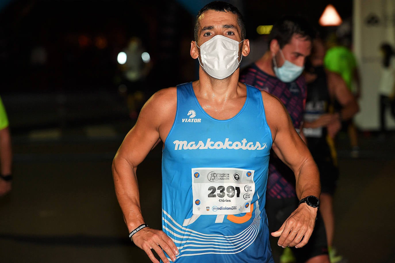 La carrera 15K Nocturna València Banco Mediolanum recorrió este sábado por la noche las calles de la ciudad. La prueba ha contado con cerca de 6.000 participantes y medidas de seguridad sanitarias, se ha celebrado finalmente tras dos años de parón por la pandemia. El keniata Emmanuel Moi Maru ha logrado la mejor marca de la carrera siendo el primer clasificado en categoría masculina con un tiempo de 42:14, mejor marca mundial del año.