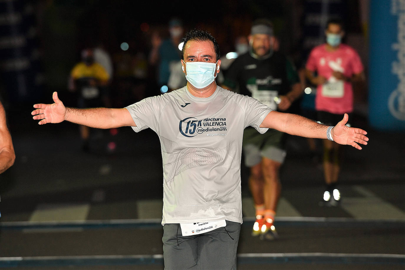 La carrera 15K Nocturna València Banco Mediolanum recorrió este sábado por la noche las calles de la ciudad. La prueba ha contado con cerca de 6.000 participantes y medidas de seguridad sanitarias, se ha celebrado finalmente tras dos años de parón por la pandemia. El keniata Emmanuel Moi Maru ha logrado la mejor marca de la carrera siendo el primer clasificado en categoría masculina con un tiempo de 42:14, mejor marca mundial del año.