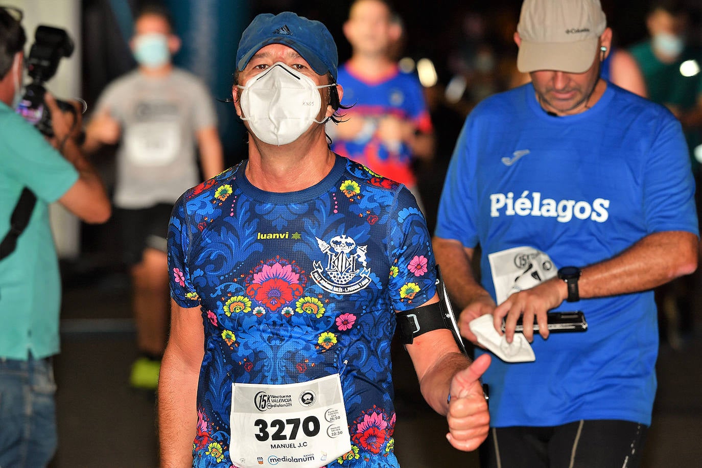 La carrera 15K Nocturna València Banco Mediolanum recorrió este sábado por la noche las calles de la ciudad. La prueba ha contado con cerca de 6.000 participantes y medidas de seguridad sanitarias, se ha celebrado finalmente tras dos años de parón por la pandemia. El keniata Emmanuel Moi Maru ha logrado la mejor marca de la carrera siendo el primer clasificado en categoría masculina con un tiempo de 42:14, mejor marca mundial del año.