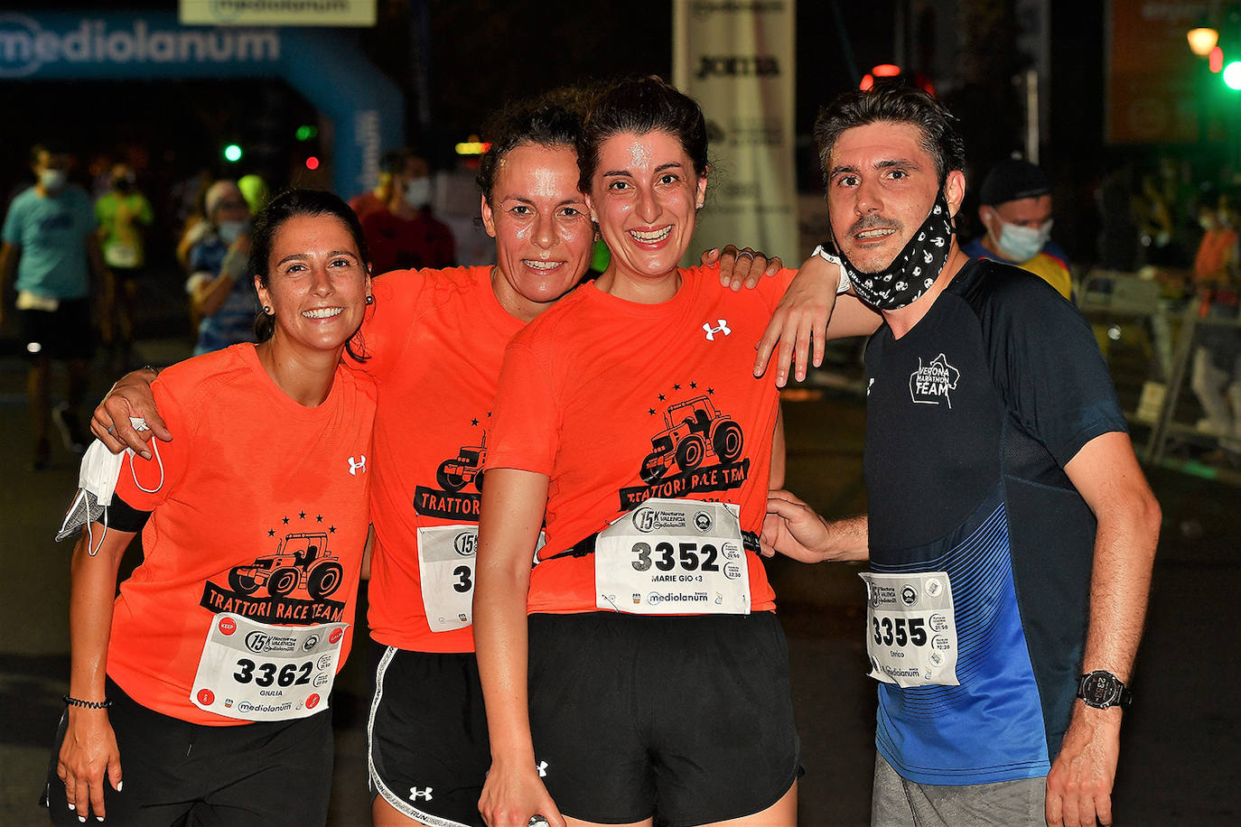 La carrera 15K Nocturna València Banco Mediolanum recorrió este sábado por la noche las calles de la ciudad. La prueba ha contado con cerca de 6.000 participantes y medidas de seguridad sanitarias, se ha celebrado finalmente tras dos años de parón por la pandemia. El keniata Emmanuel Moi Maru ha logrado la mejor marca de la carrera siendo el primer clasificado en categoría masculina con un tiempo de 42:14, mejor marca mundial del año.