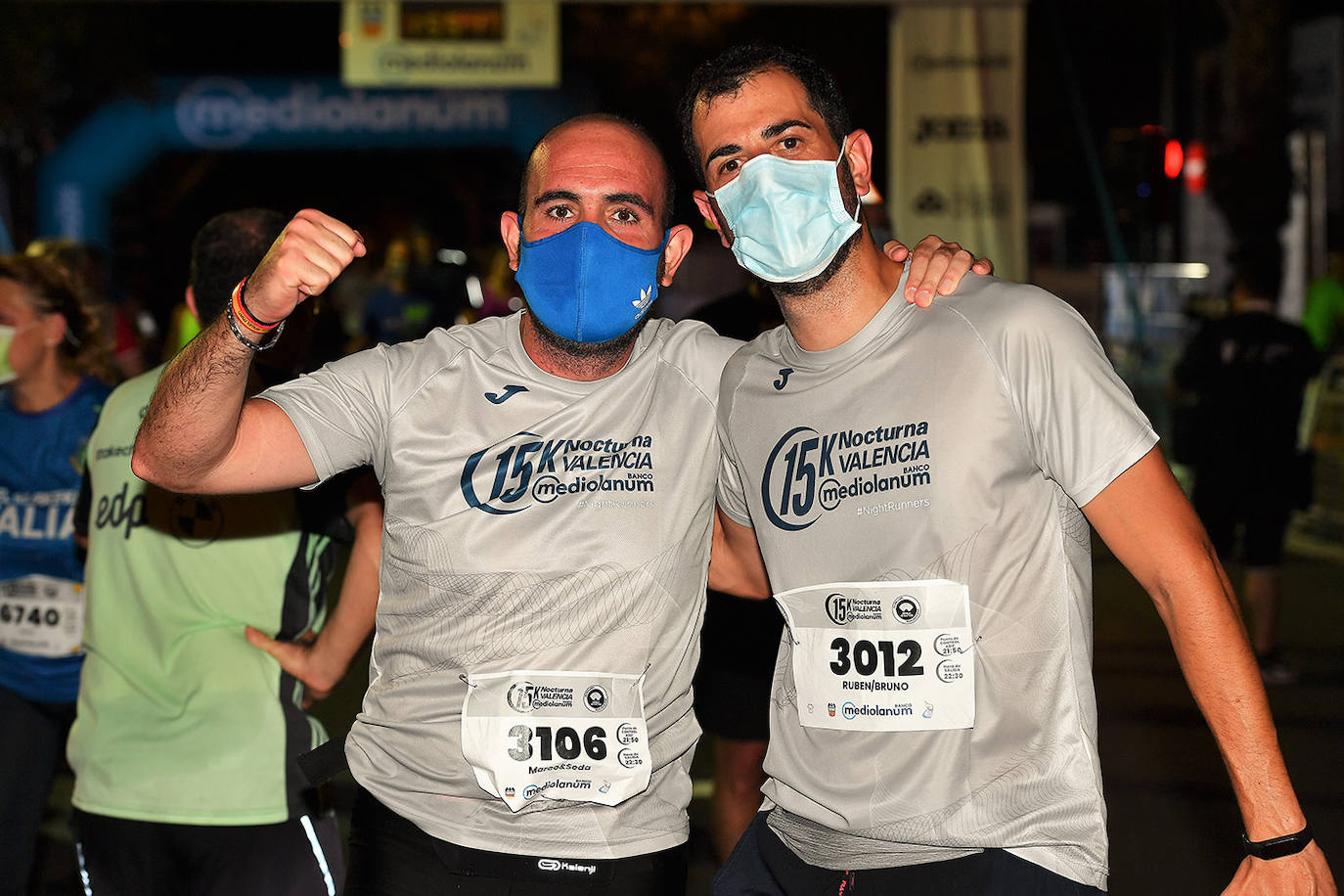 La carrera 15K Nocturna València Banco Mediolanum recorrió este sábado por la noche las calles de la ciudad. La prueba ha contado con cerca de 6.000 participantes y medidas de seguridad sanitarias, se ha celebrado finalmente tras dos años de parón por la pandemia. El keniata Emmanuel Moi Maru ha logrado la mejor marca de la carrera siendo el primer clasificado en categoría masculina con un tiempo de 42:14, mejor marca mundial del año.