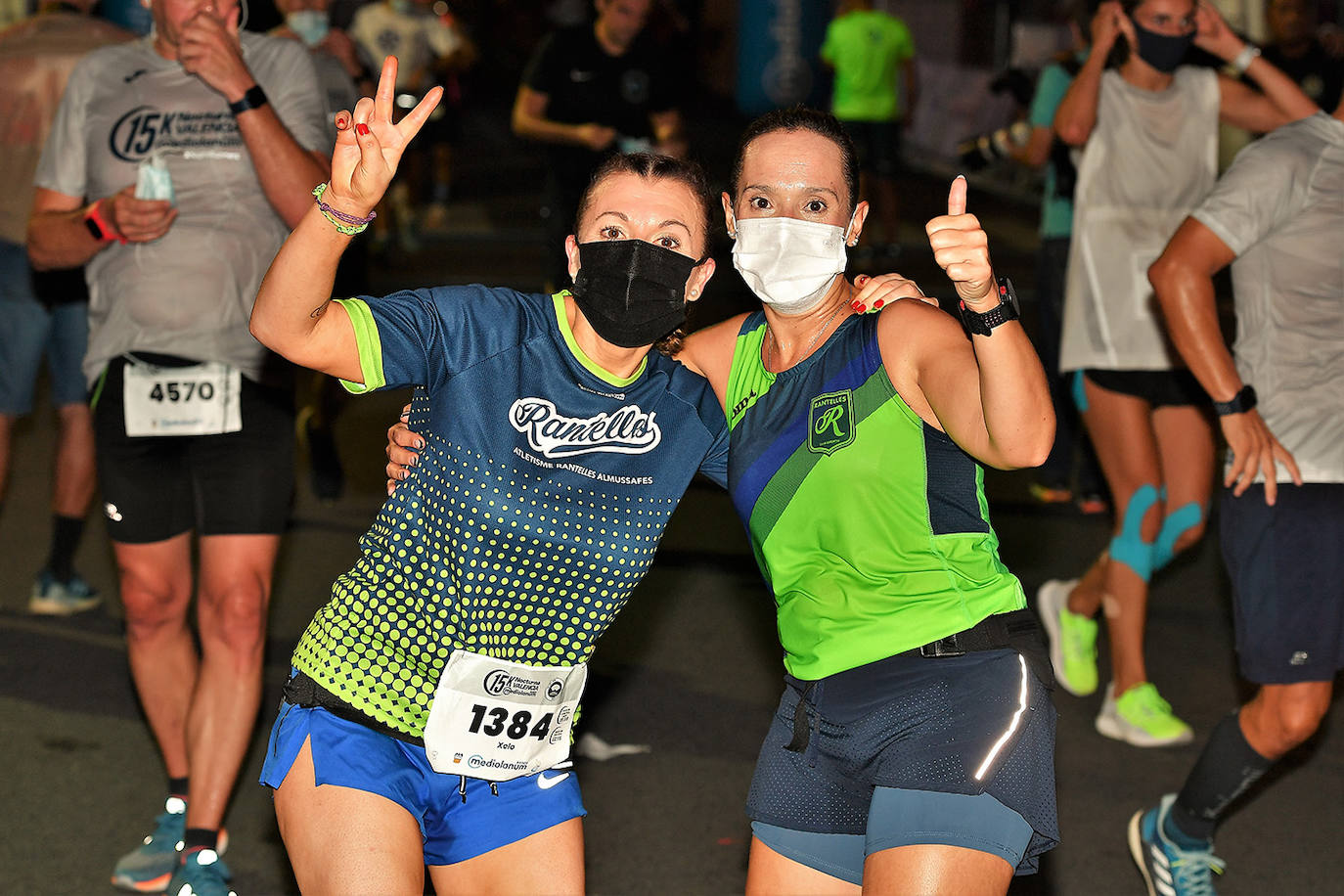 La carrera 15K Nocturna València Banco Mediolanum recorrió este sábado por la noche las calles de la ciudad. La prueba ha contado con cerca de 6.000 participantes y medidas de seguridad sanitarias, se ha celebrado finalmente tras dos años de parón por la pandemia. El keniata Emmanuel Moi Maru ha logrado la mejor marca de la carrera siendo el primer clasificado en categoría masculina con un tiempo de 42:14, mejor marca mundial del año.