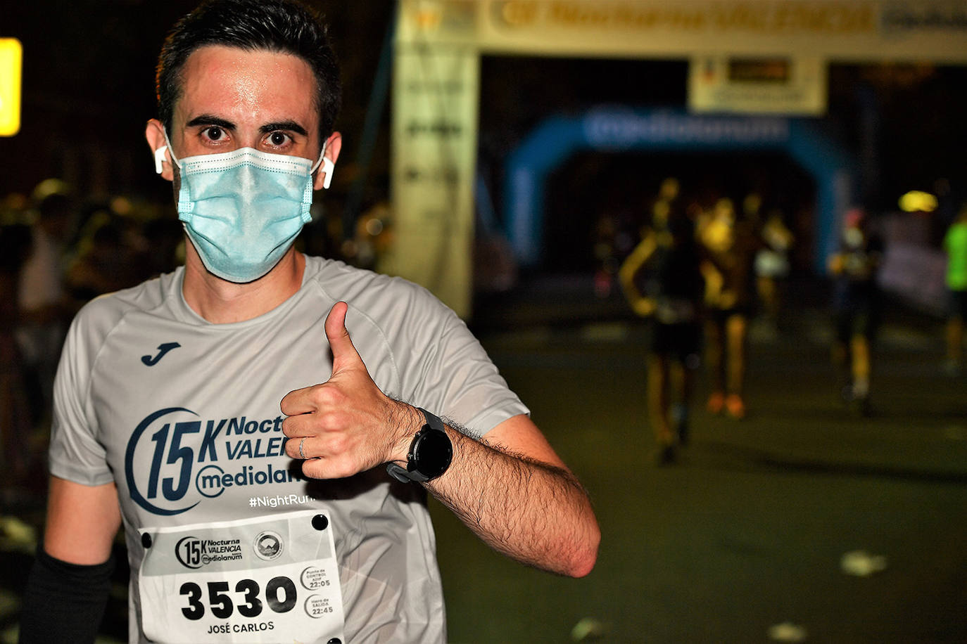 La carrera 15K Nocturna València Banco Mediolanum recorrió este sábado por la noche las calles de la ciudad. La prueba ha contado con cerca de 6.000 participantes y medidas de seguridad sanitarias, se ha celebrado finalmente tras dos años de parón por la pandemia. El keniata Emmanuel Moi Maru ha logrado la mejor marca de la carrera siendo el primer clasificado en categoría masculina con un tiempo de 42:14, mejor marca mundial del año.