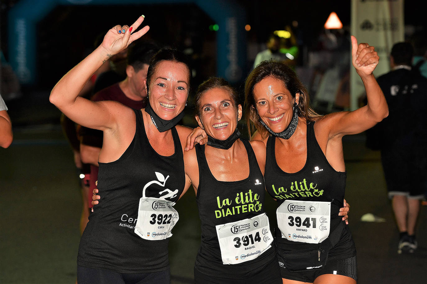 La carrera 15K Nocturna València Banco Mediolanum recorrió este sábado por la noche las calles de la ciudad. La prueba ha contado con cerca de 6.000 participantes y medidas de seguridad sanitarias, se ha celebrado finalmente tras dos años de parón por la pandemia. El keniata Emmanuel Moi Maru ha logrado la mejor marca de la carrera siendo el primer clasificado en categoría masculina con un tiempo de 42:14, mejor marca mundial del año.