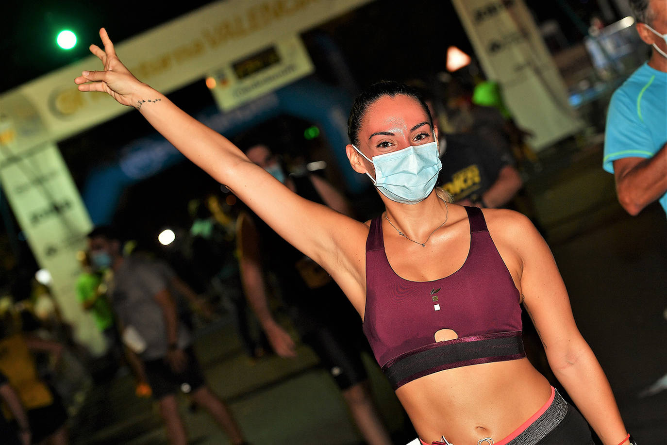 La carrera 15K Nocturna València Banco Mediolanum recorrió este sábado por la noche las calles de la ciudad. La prueba ha contado con cerca de 6.000 participantes y medidas de seguridad sanitarias, se ha celebrado finalmente tras dos años de parón por la pandemia. El keniata Emmanuel Moi Maru ha logrado la mejor marca de la carrera siendo el primer clasificado en categoría masculina con un tiempo de 42:14, mejor marca mundial del año.