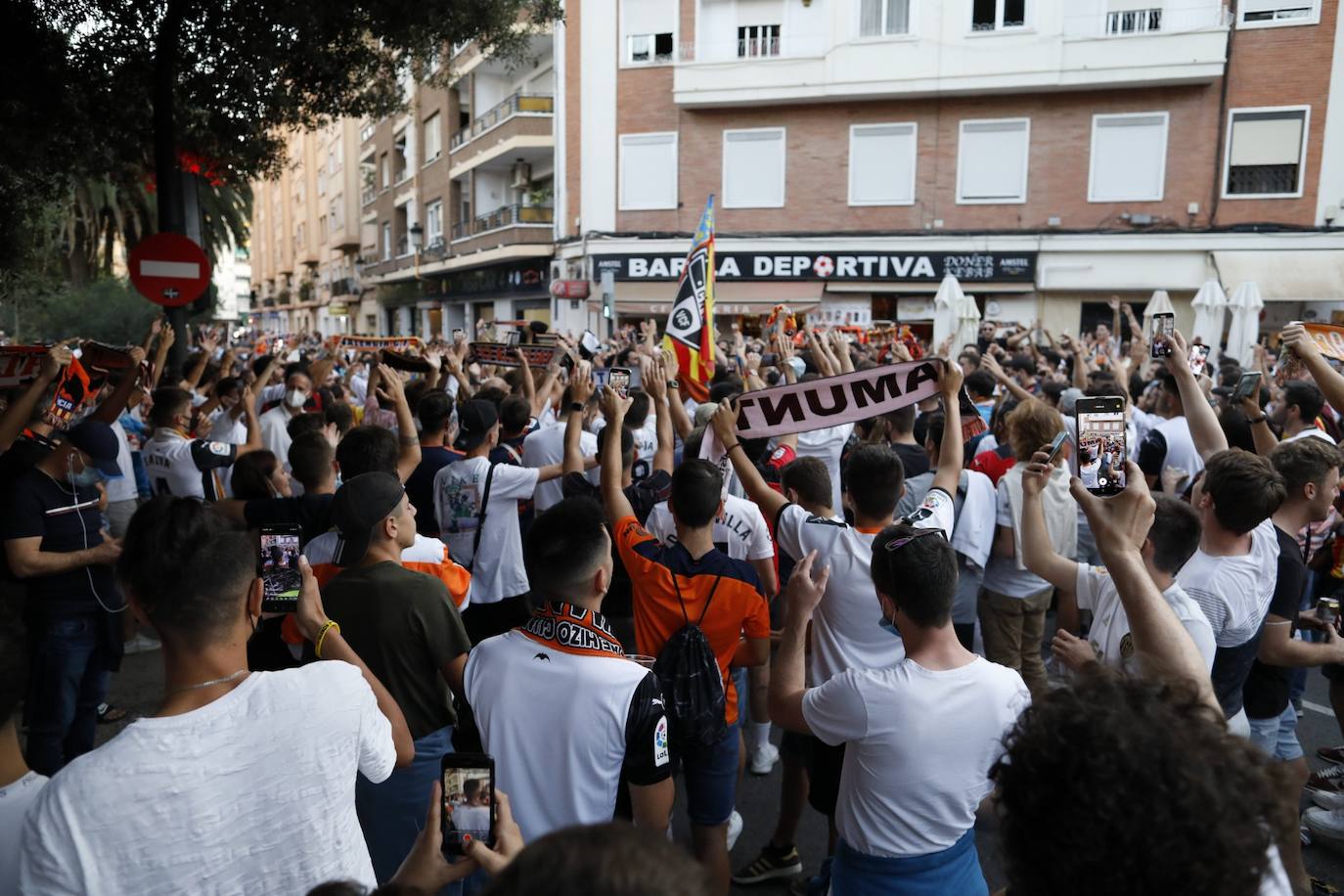 Fotos: Valencia CF - Real Madrid: Ambiente en Mestalla