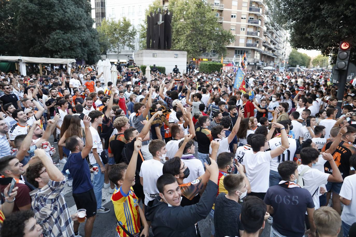 Fotos: Valencia CF - Real Madrid: Ambiente en Mestalla