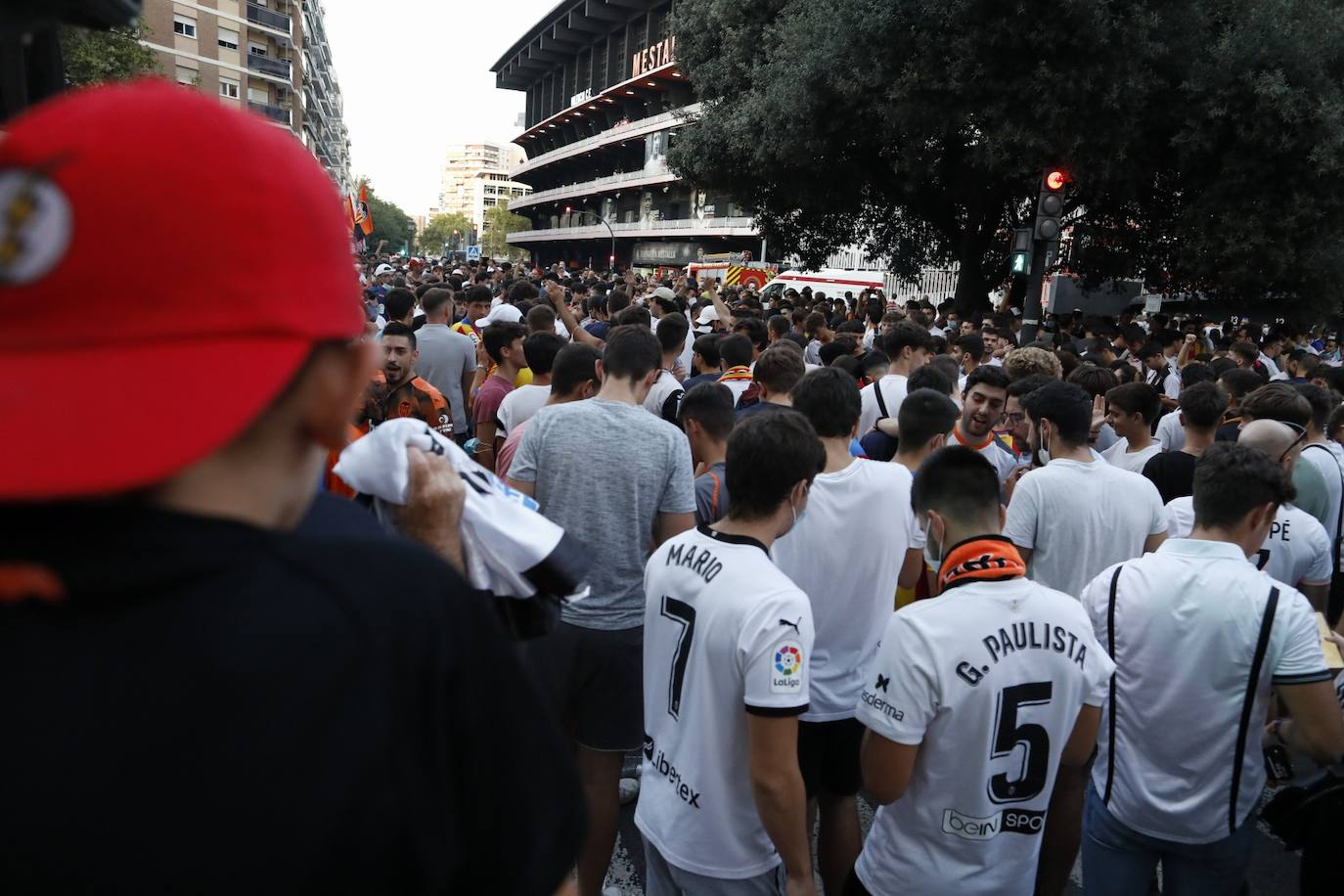 Fotos: Valencia CF - Real Madrid: Ambiente en Mestalla