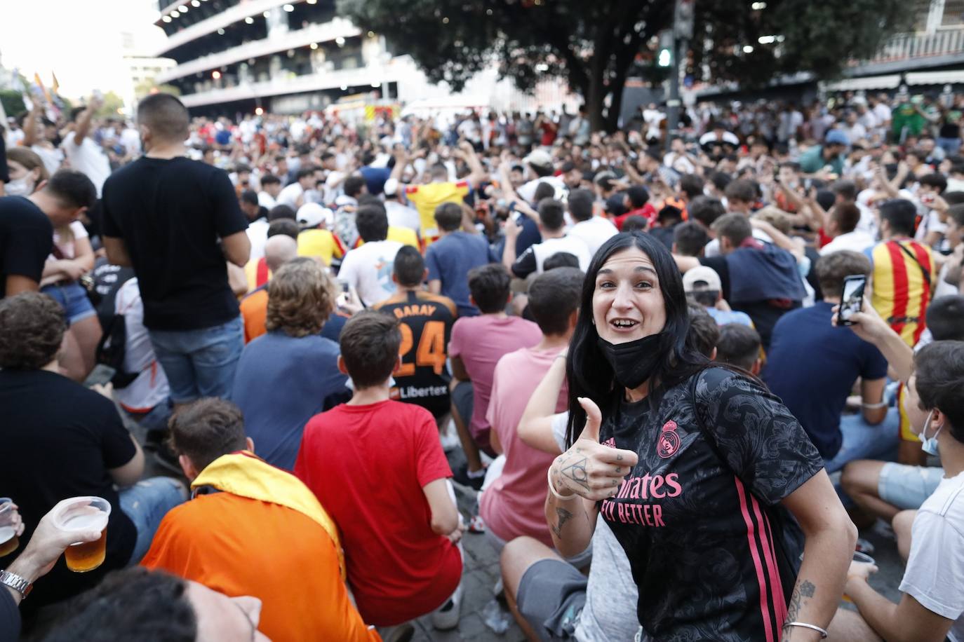 Fotos: Valencia CF - Real Madrid: Ambiente en Mestalla